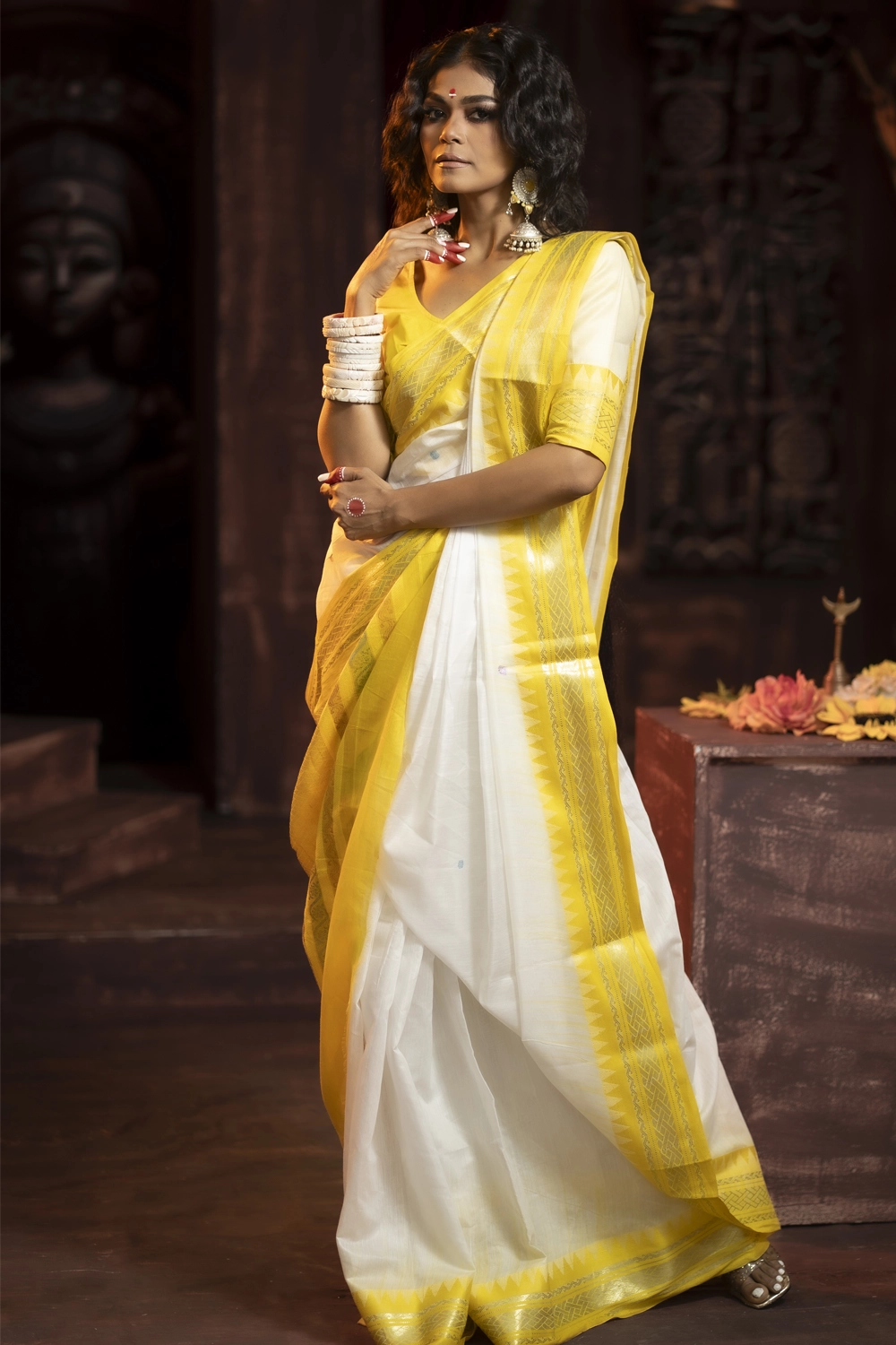 KBB shifokori kabinetida shoxli kotib Mya Diamond. Juda seksual kotiba Mya Diamond.